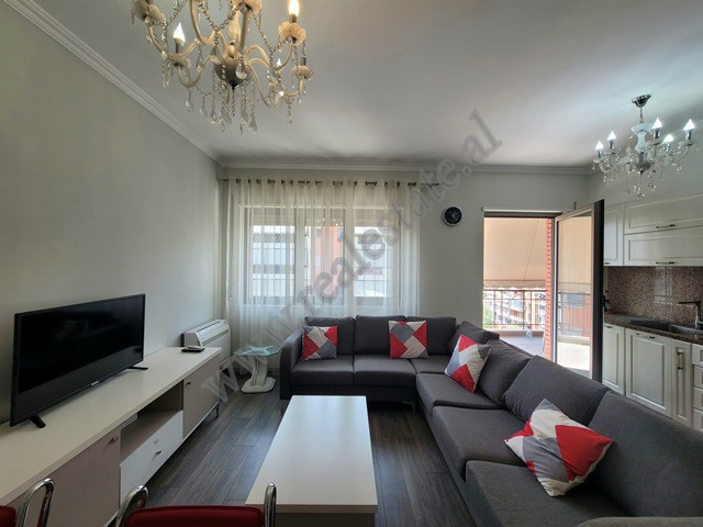 Apartament 3+1 per qira ne rrugen e Kavajes ne Tirane.
Apartamenti pozicionohet ne katin e 7 te nje
